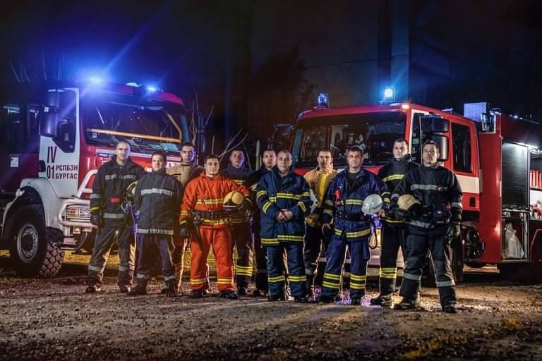 12 бургаски пожарникари позираха пред фотообектива на Видин Стоянов, за