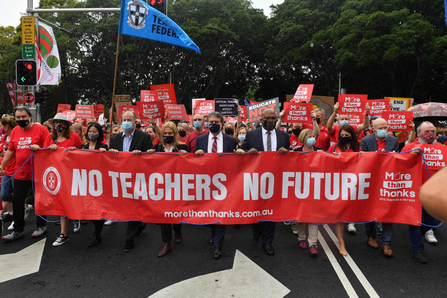 Австралийски учители и директори от Нови Южен Уелс протестират пред