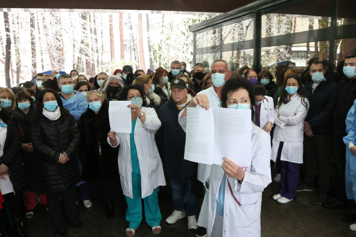 Медици от Университетската болница Лозенец излязоха на протест в знак