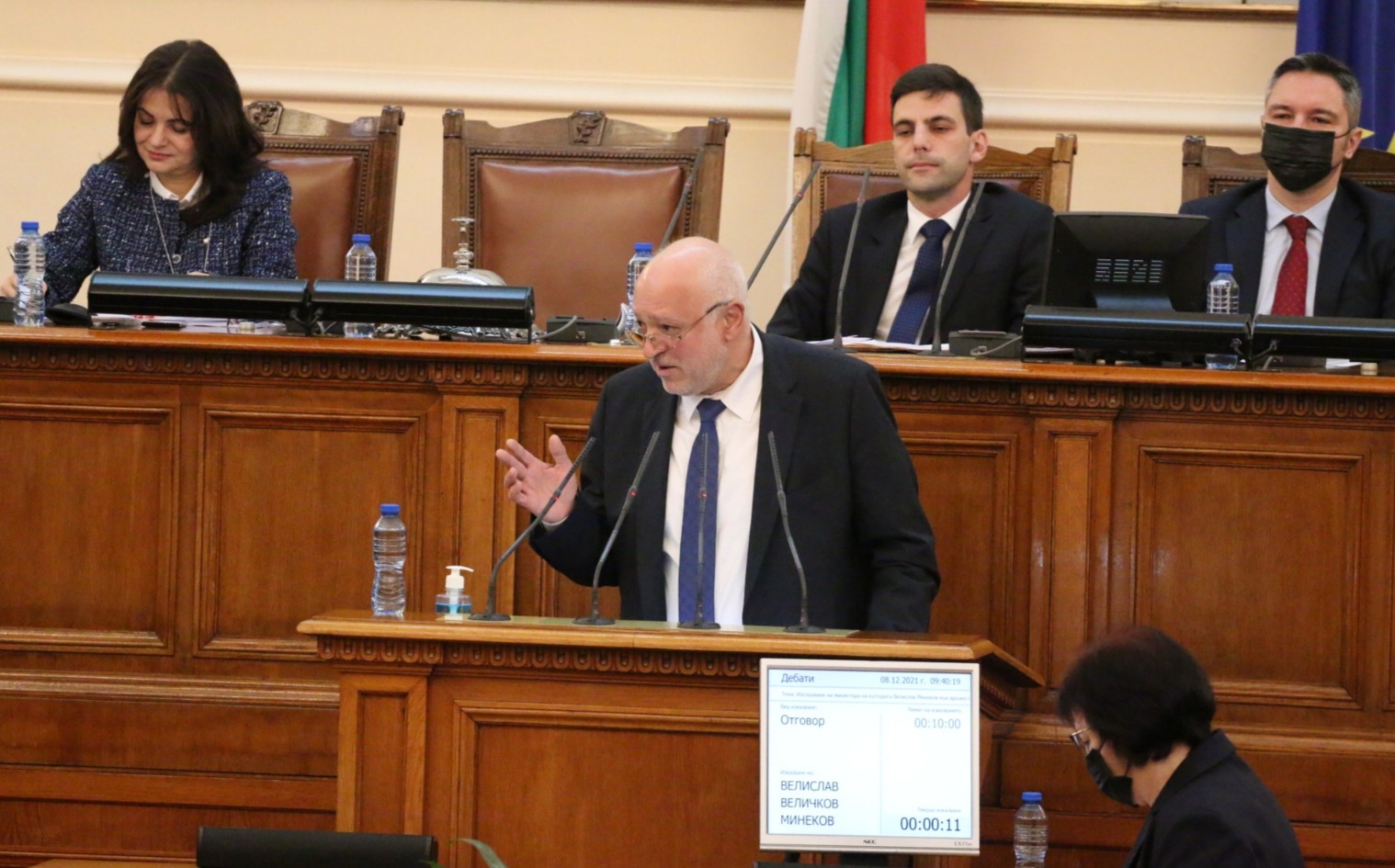 Изслушването на министър Велислав Минеков в парламента се оказа тешък