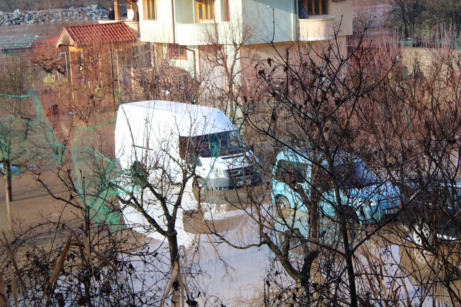 Придошлата река Струма заля пътища и къщи край Благоевград В