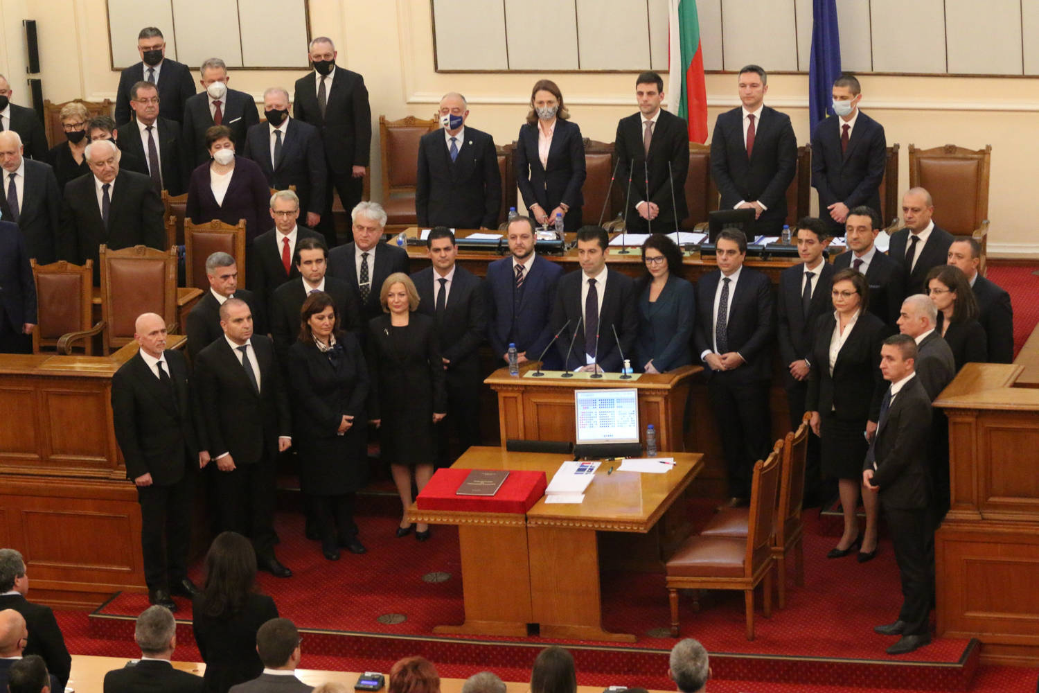 Парламентът гласува на извънредно заседание новото редовно правителство на България
