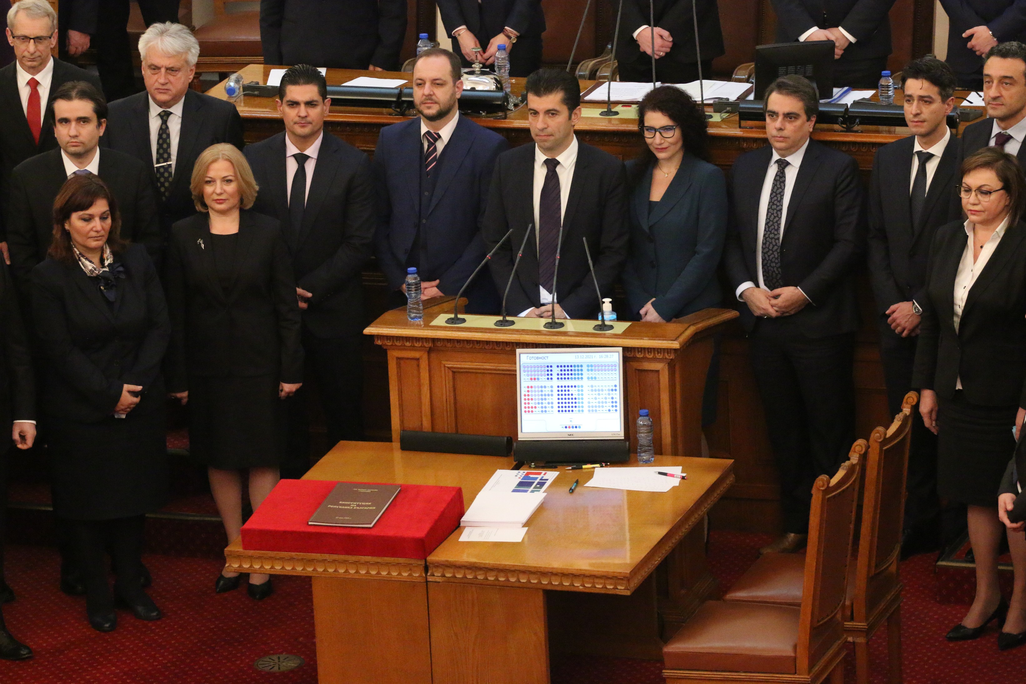 Кирил Петков събира днес на първо заседание министрите от новото