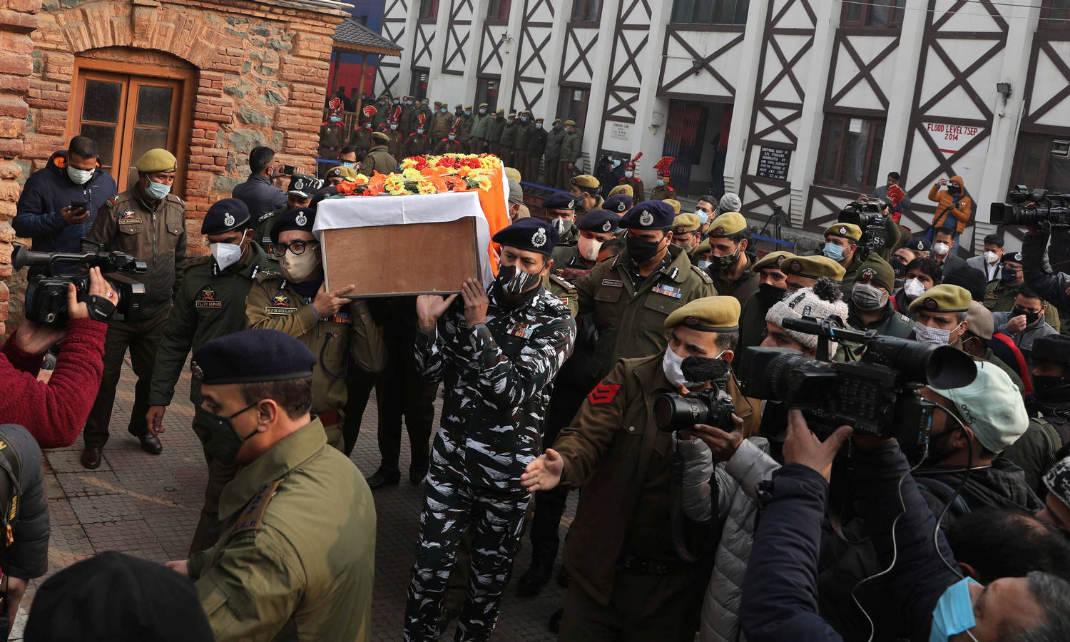 Висши полицейски служители от размирния индийски щат Кашмир носят ковчега