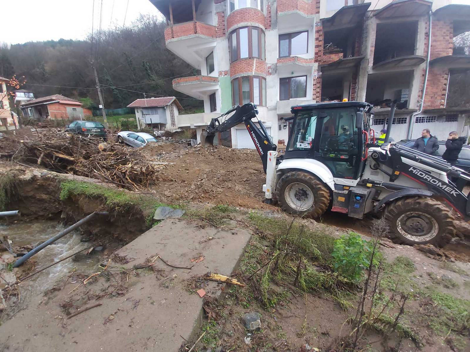 Пораженията нанесени от проливните дъждове в община Петрич активираха много