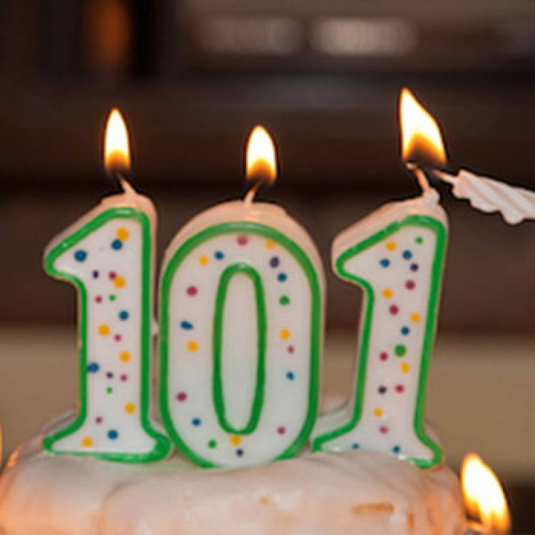 Дама от британския град Шоръм графство Западен Съсекс отпразнува 101 вия