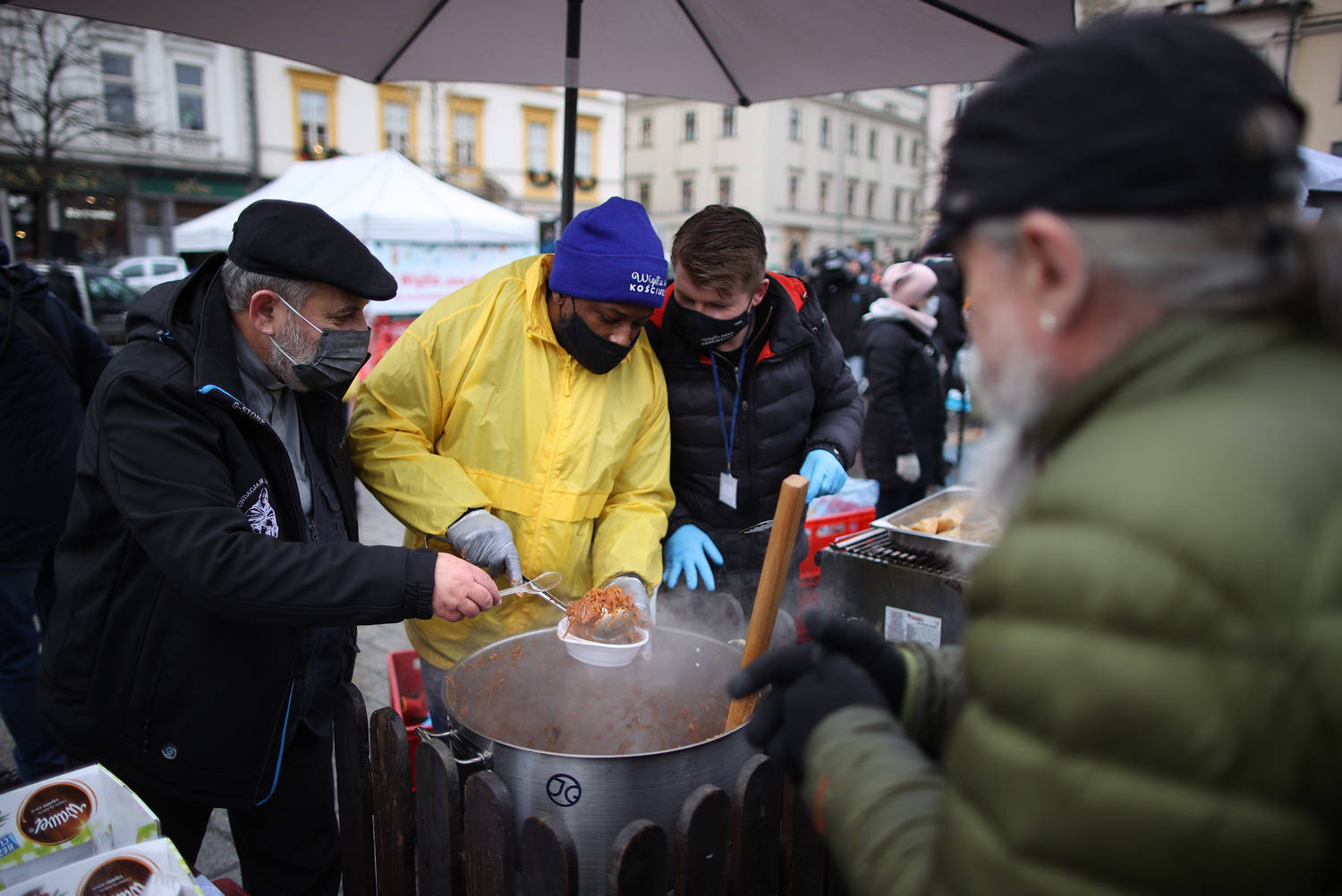 Доброволци раздават топла храна на нуждаещи се по време на