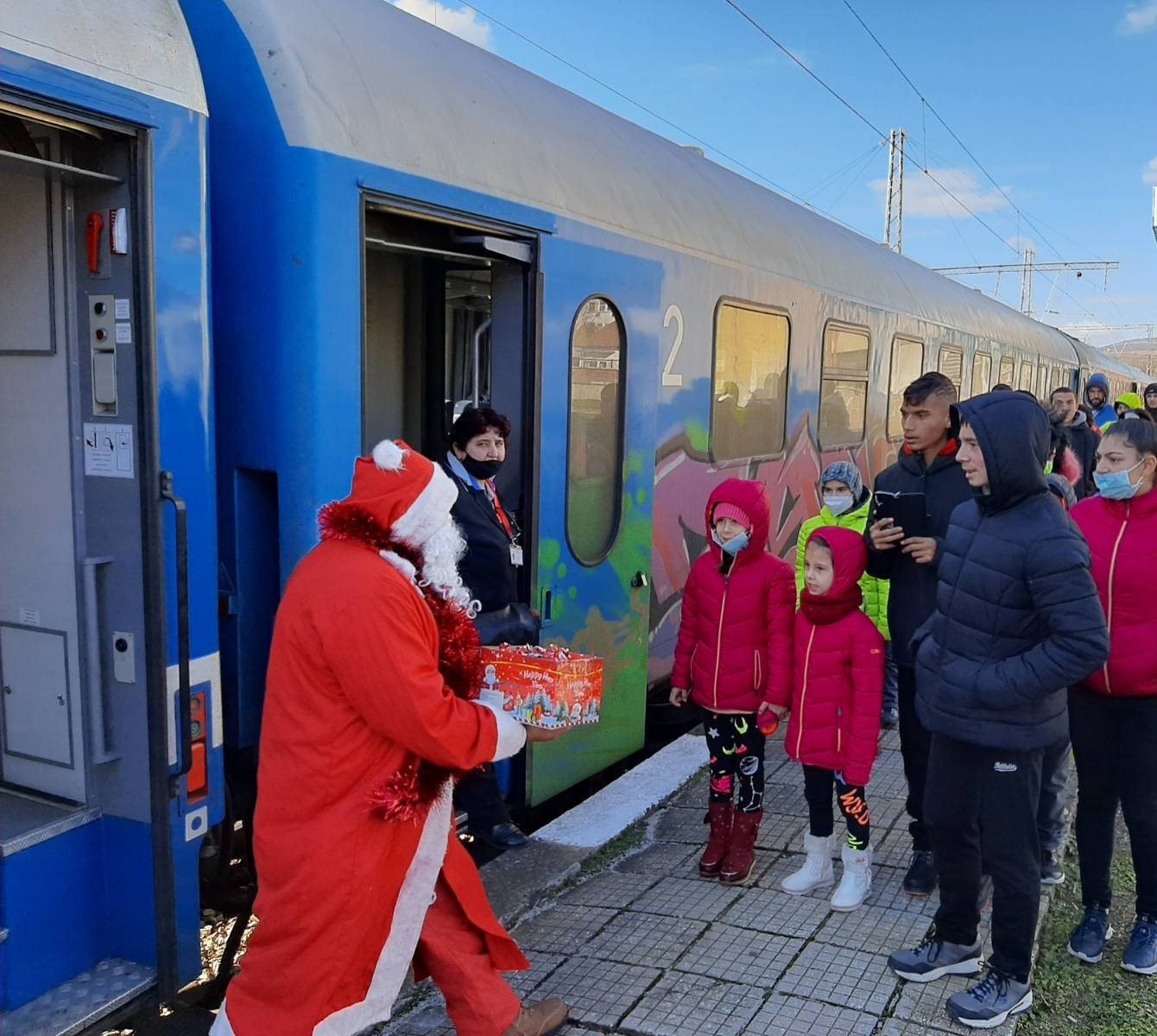 Дядо Коледа пътува с влак от Плевен до Роман за