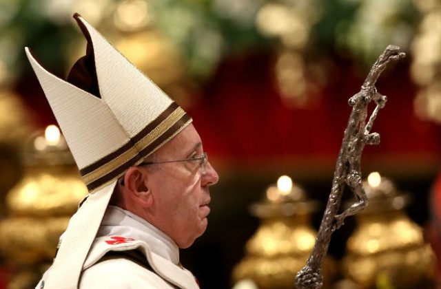 Часове преди Рождество папа Франциск призова служителите на Ватикана за