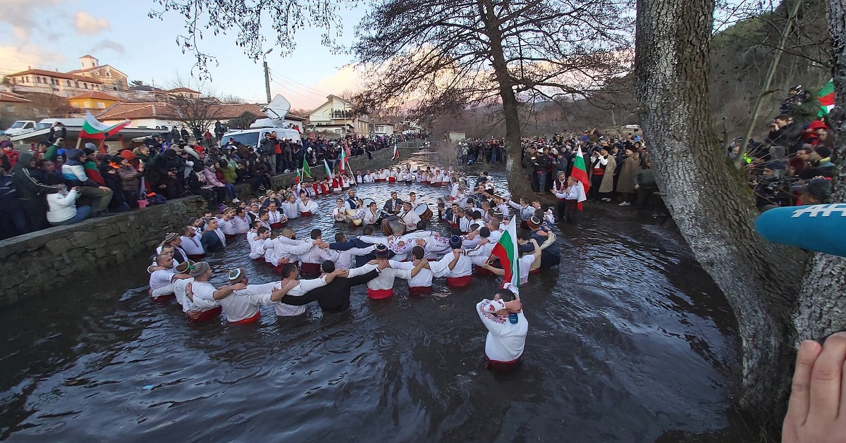 С многолюдно шествие калоферци нагазиха във водите на река Тунджа