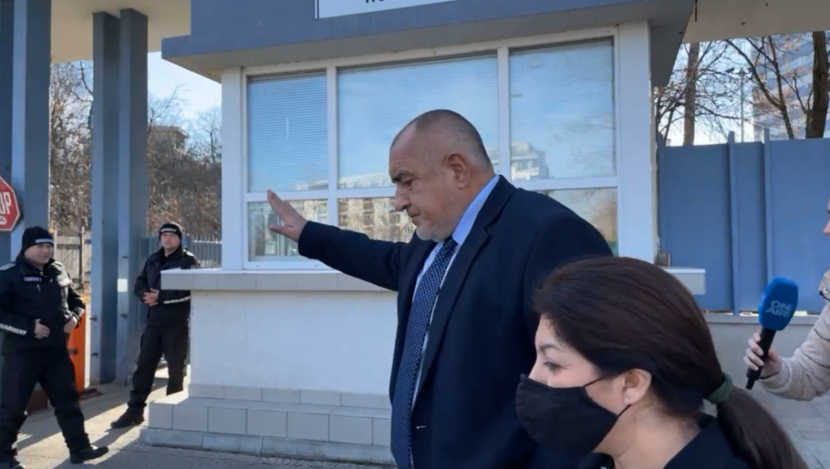 Борисов влезе в сградата придружаван от адвокат Менко Менков От