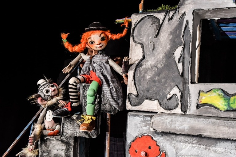 Пиесата Пипи дългото чорапче по Астрид Линдгрен представя Държавният куклен