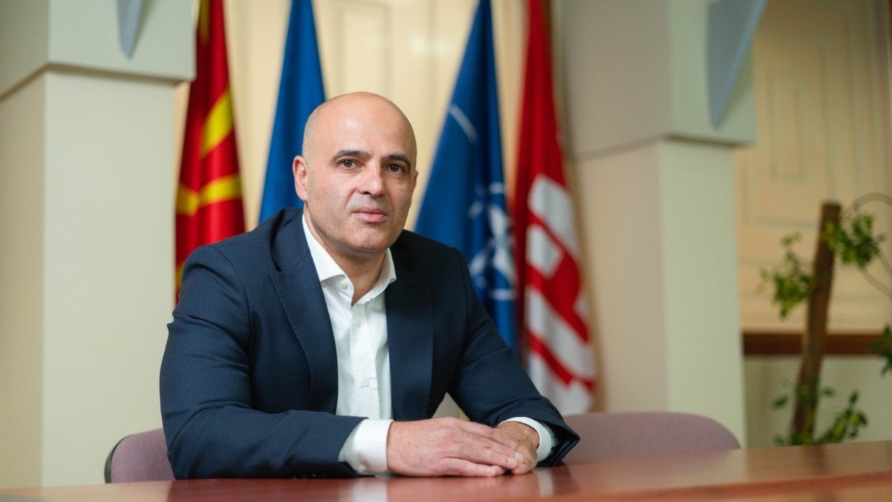 Малко преди полунощ македонският парламент избра новото правителство на РС