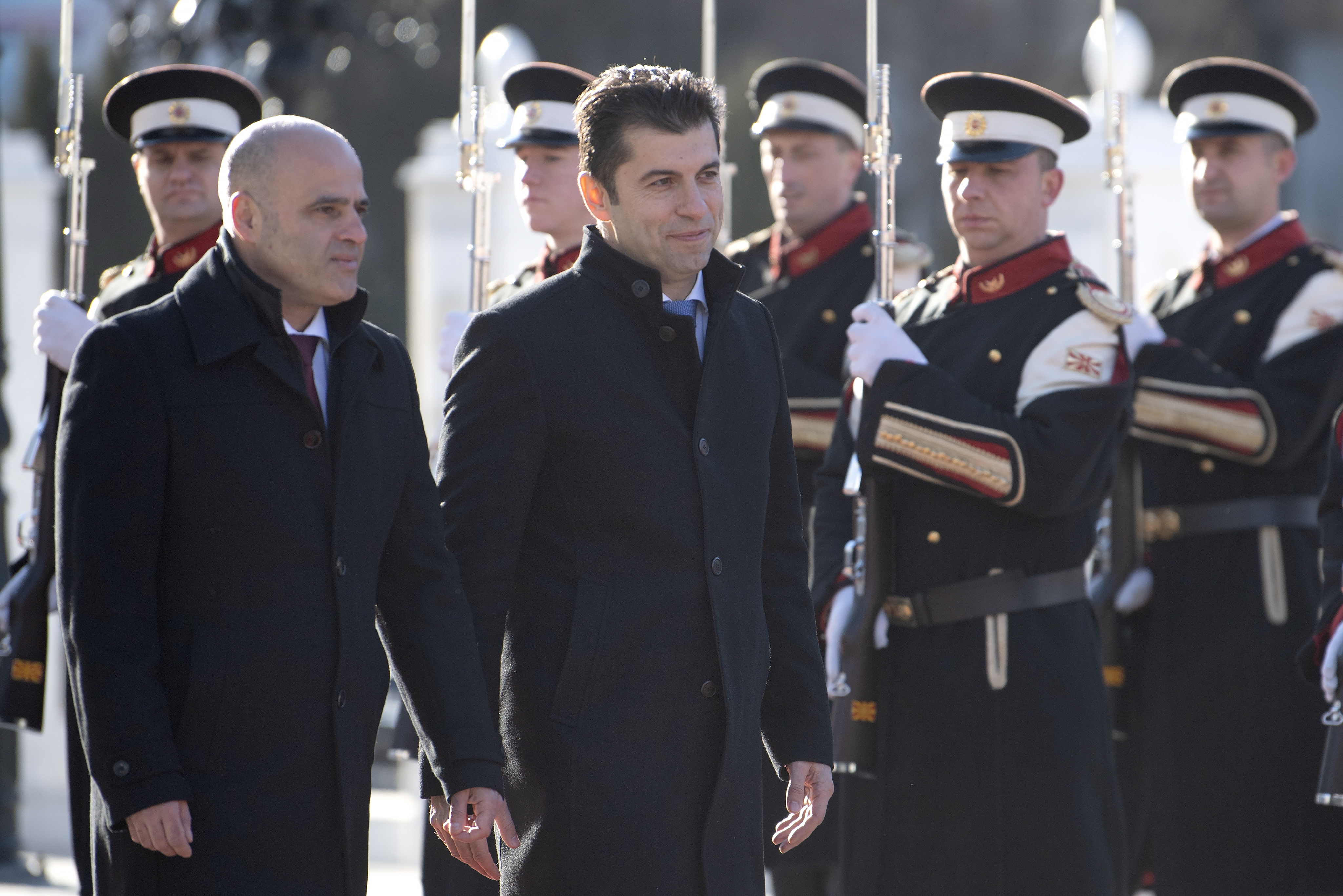 Премиерът Кирил Петков бе посрещнат от своя македонски колега Димитър
