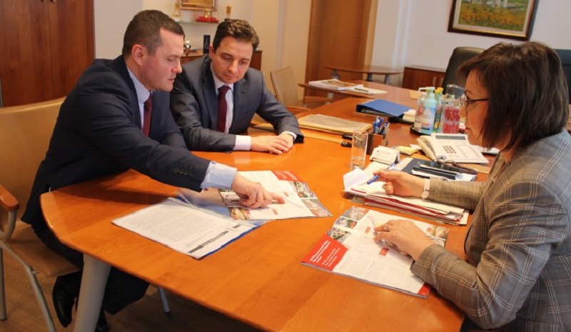 Вицепремиерът и министър на икономиката и индустрията Корнелия Нинова се срещна с кмета