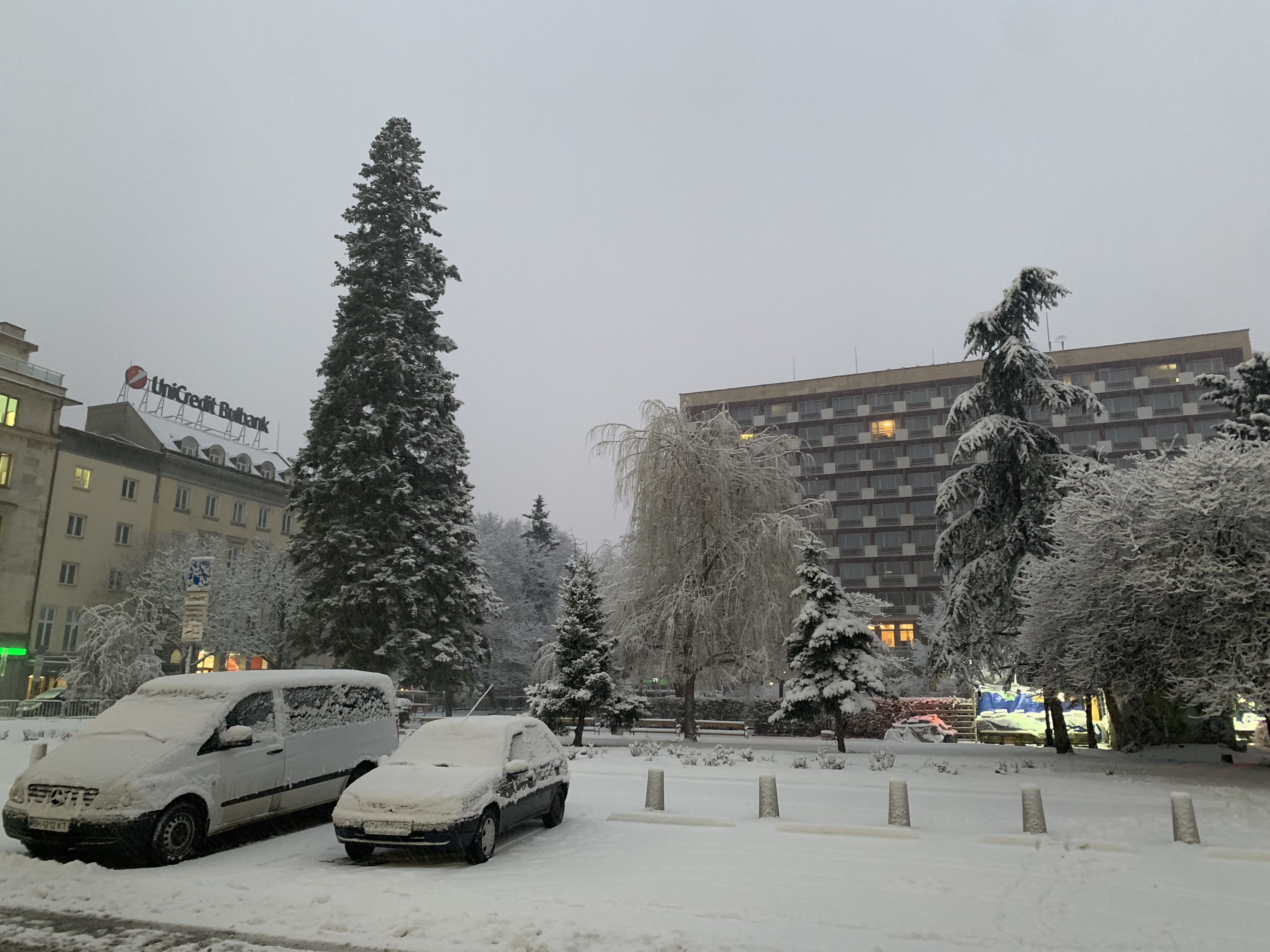 Снежна е обстановката в столицата в петък сутрин предаде БГНЕС Вали