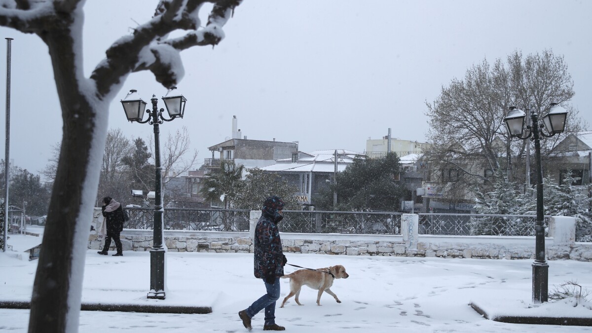 Сняг и минусови температури сковаха Северна Гърция при преминаването на