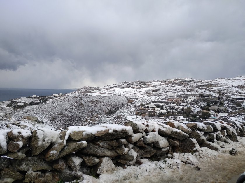 Ниски температури и силни снеговалежи заледиха пътищата в Гърция На