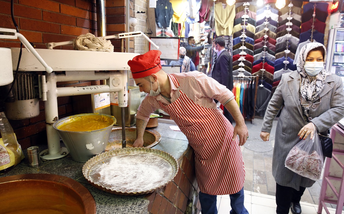 Есфандяр БАТМАНГЕЛИДЖ и Ерика МОРЕТ Форин афеърс В целия свят правителствата