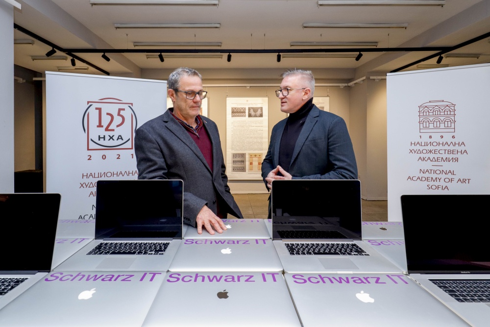Националната художествена академия получи 15 преносими компютъра Macbook Pro и