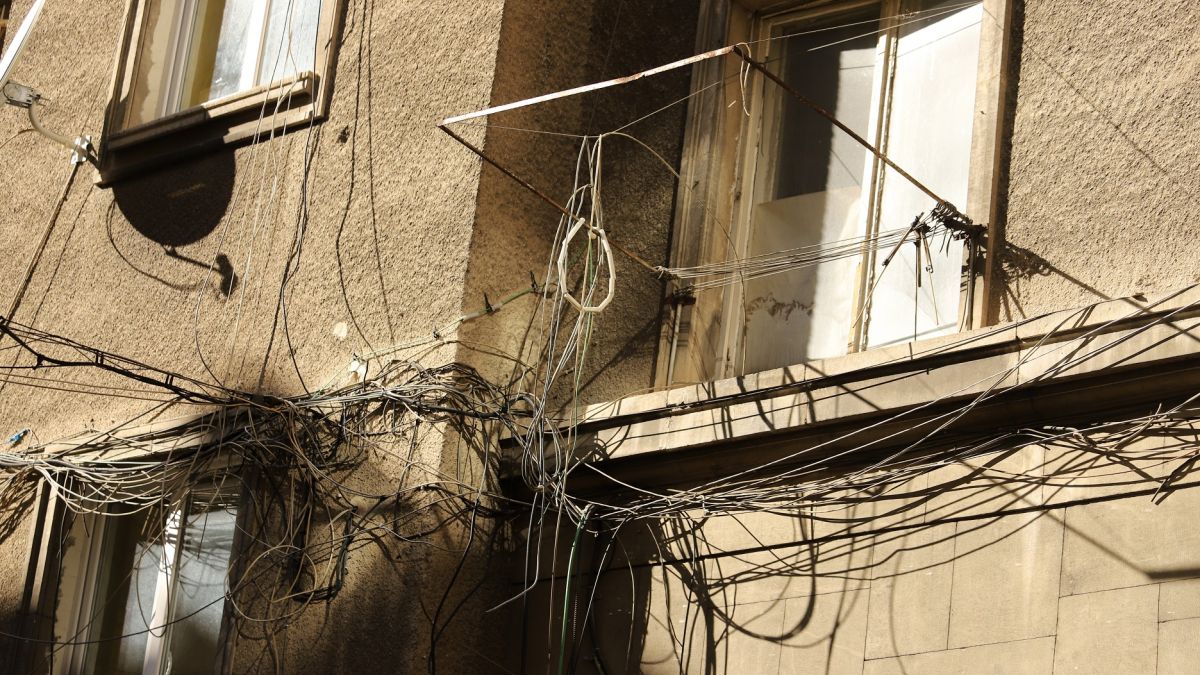 Висящи кабели притесняват отново гражданите в столицата предаде БГНЕС Необезопасени кабели