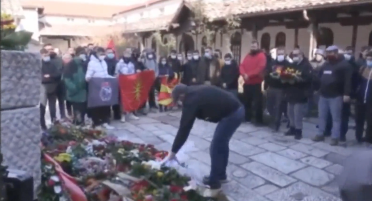 Трикольорните ленти от венците, положени от българската делегация на гроба