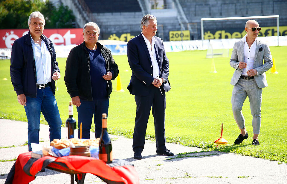 Собственикът на Локомотив София Иван Василев представи новия генерален спонсор