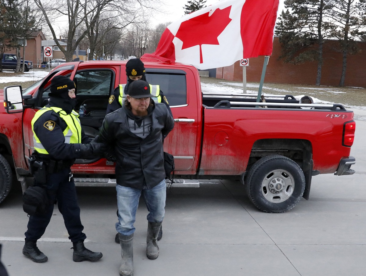 Канадската полиция започна да разчиства протестиращите блокирали ключовия мост свързващ