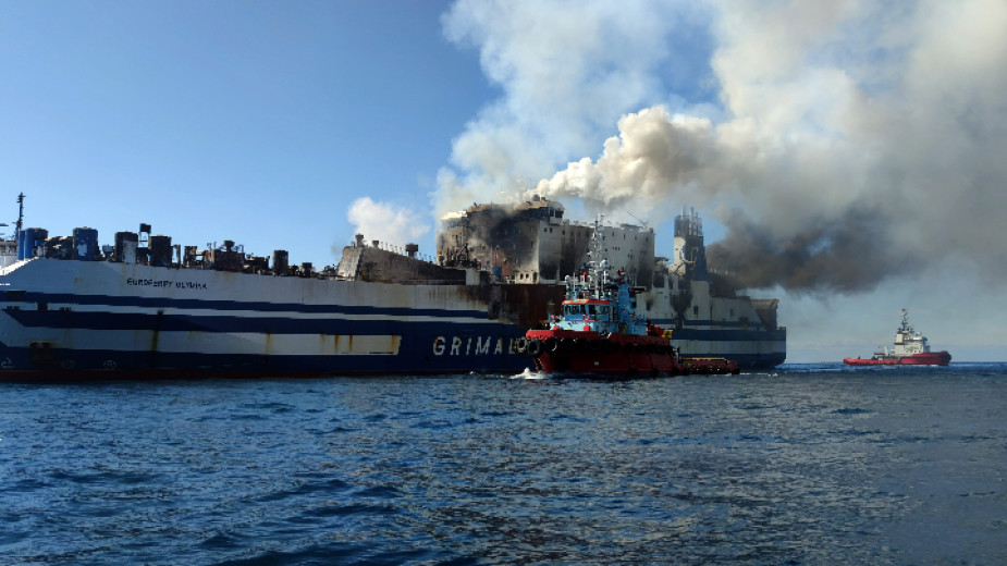 Гръцките власти продължават издирването на още живи шофьори от ферибота