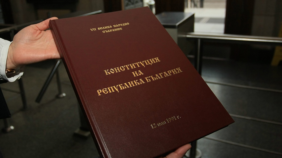 Юлия КУЛИНСКАВече 31 години Конституцията е възхвалявана и отричана издигана