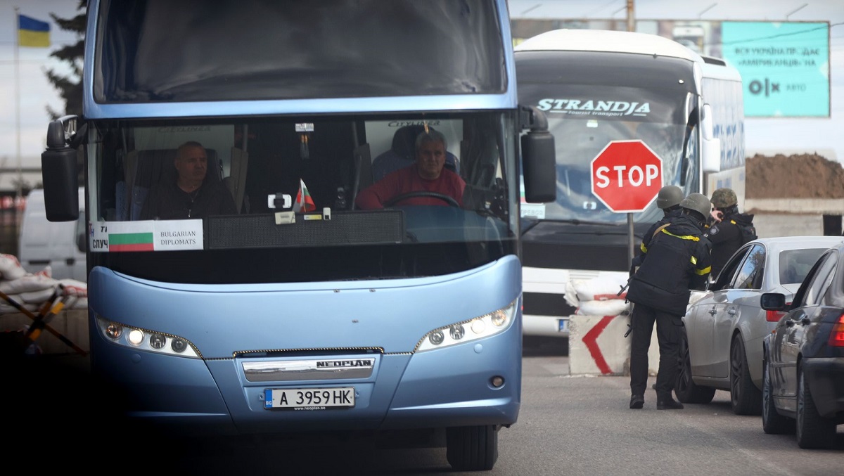 Автобусите с евакуираните от Киев българи преминаха през контролно-пропускателния пункт