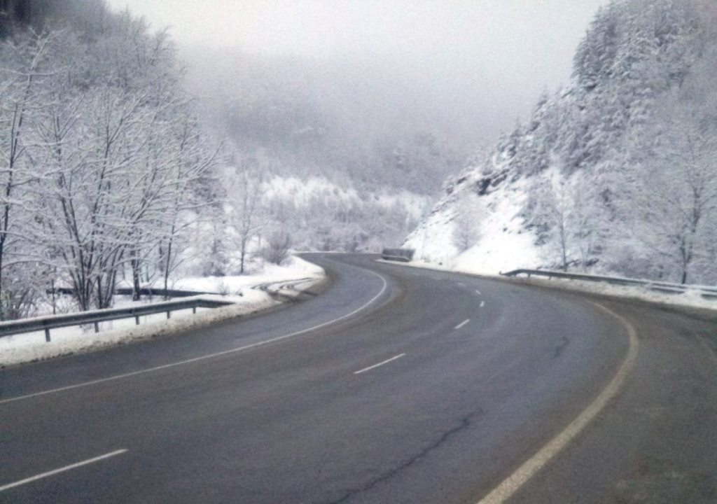 960 снегопочистващи машини обработват пътните настилки в районите със снеговалеж