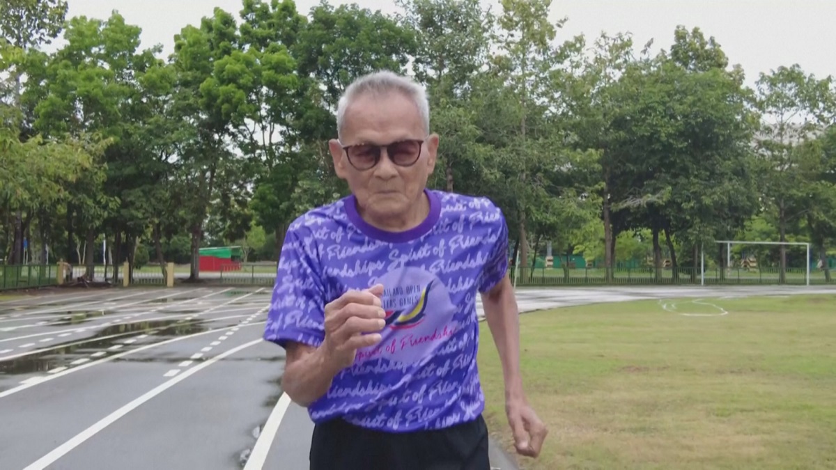 102 годишен тайландец пробяга 100 метра за 27 08 секунди съобщиха световни