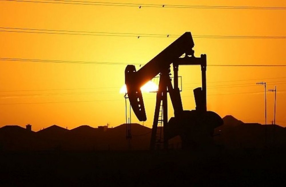 Петролът загуби близо една четвърт от стойността си след най големия