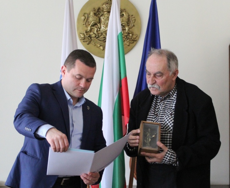 Малко след навършването на 75 години Живодар Душков бе награден