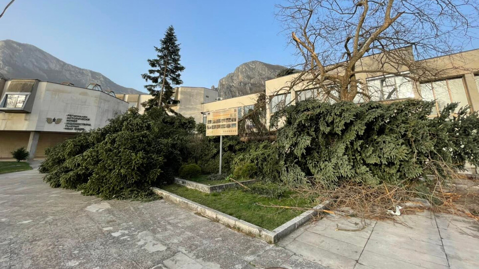 Ураганният вятър причини множество щети във Враца Местният кризисен щаб