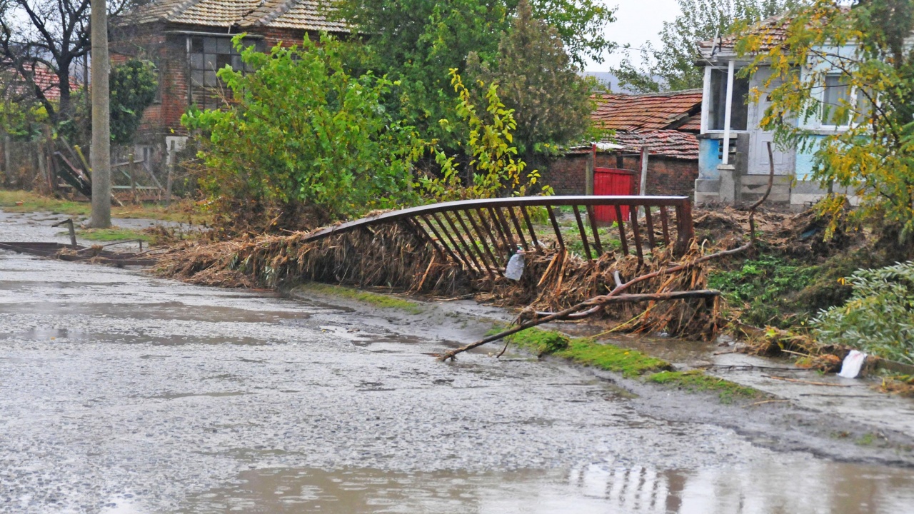 Огледите на щетите от ураганния вятър във Враца приключиха Днес