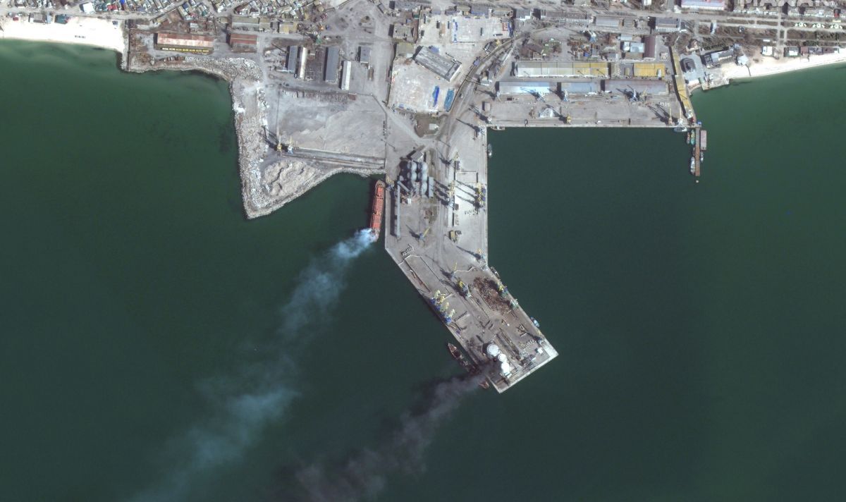 Украинските националисти контролиращи пристанището на Мариупол започнаха да унищожават неговата