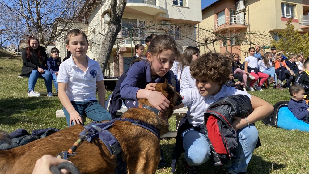 Четири осиновени кучета от доброволците на Бандата на 1500 те гостуваха
