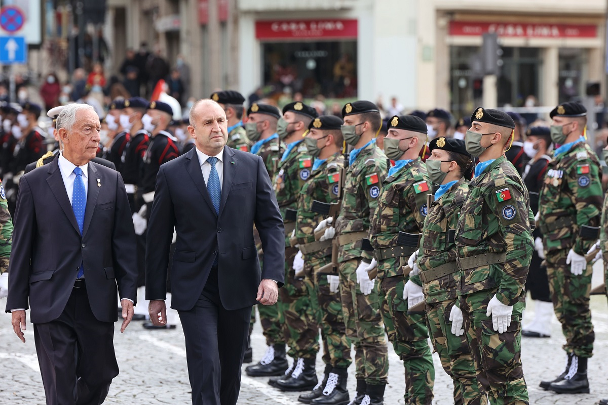 С химна на България и 21 артилерийски салюта посрещнаха президента