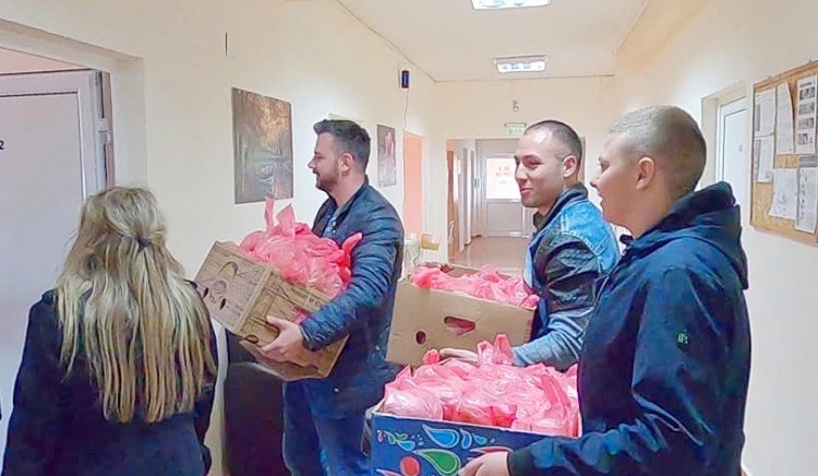 Националната кампания на БСП продължава да дарява козунаци и хранителни пакети в цялата страна