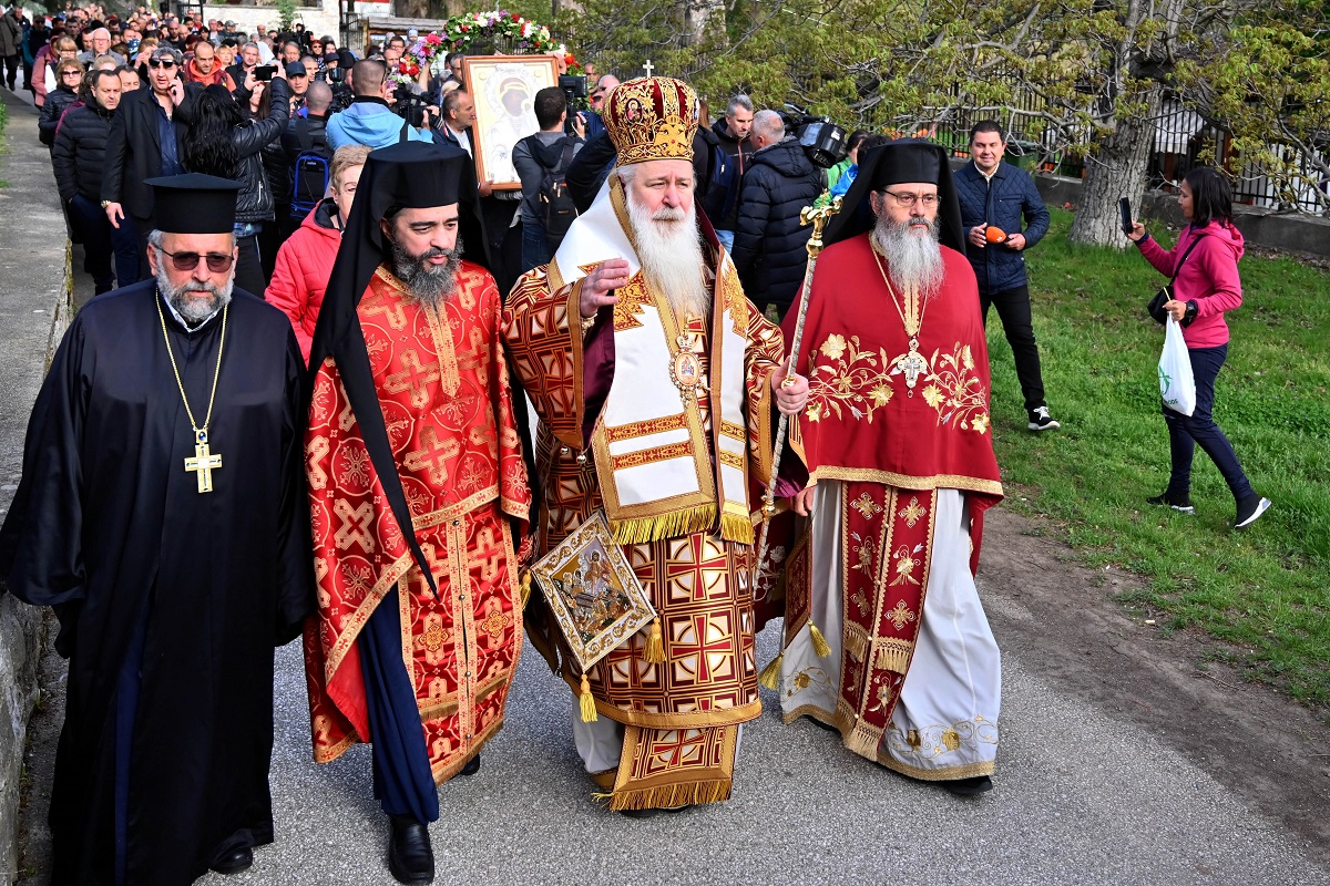 Стотици миряни се включиха в литийното шествие с чудотворната икона