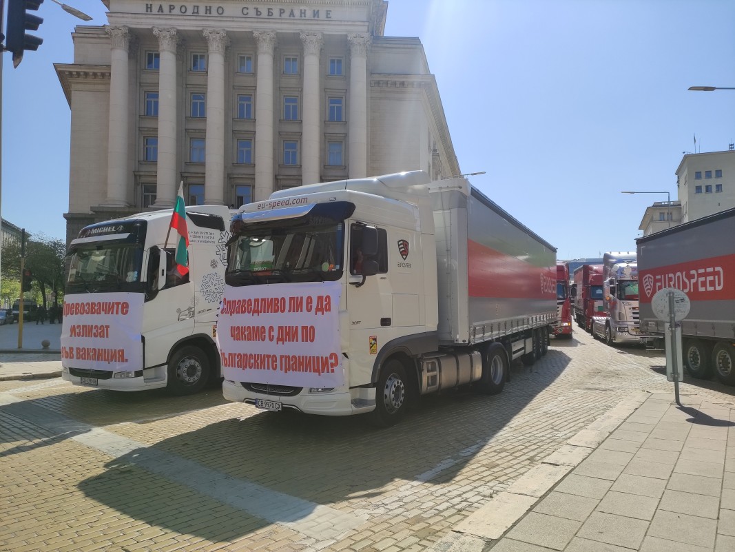 Превозвачи паркираха камиони и автобуси в центъра на София в