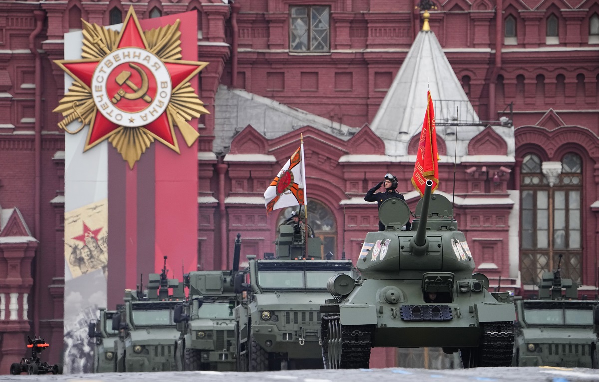Русия отбеляза с военни паради в 28 града 77-годишнината от