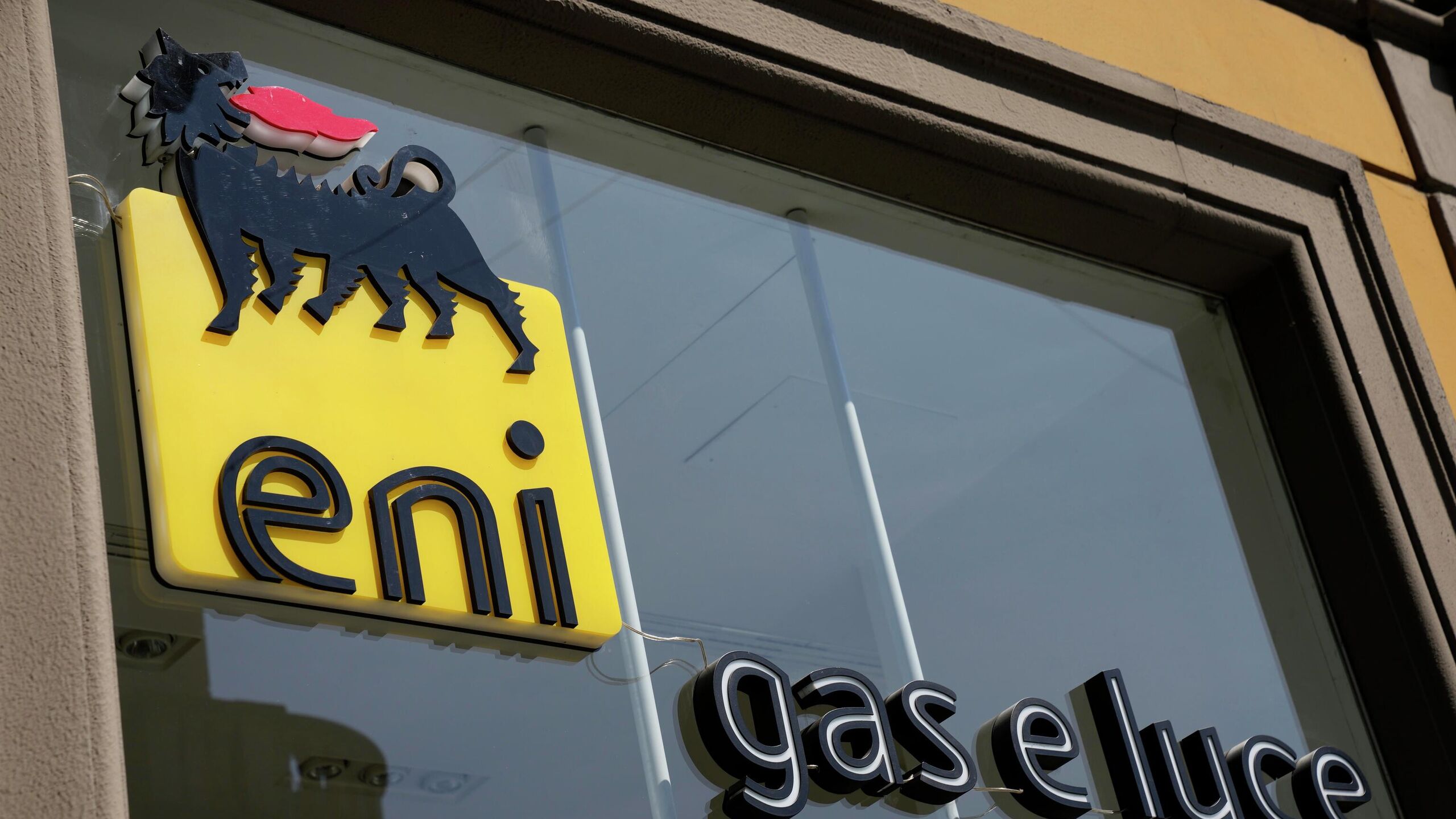 Италианският енергиен гигант Eni заяви че открива сметки в евро