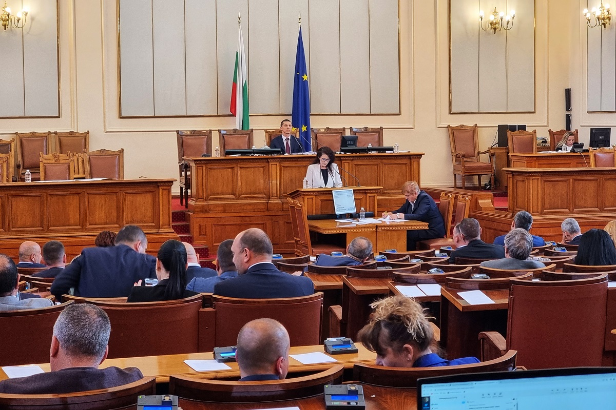 Народното събрание изслуша заместник министър-председателя по ефективно управление Калина Константинова