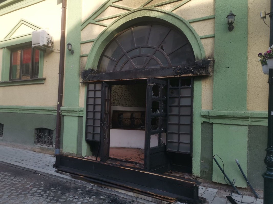Извършителят, запалил входната врата на Културен дом Иван Михайлов в