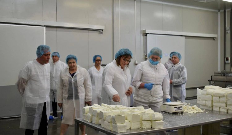 Министър Нинова посети фабриката за млечни продукти на Ел Би