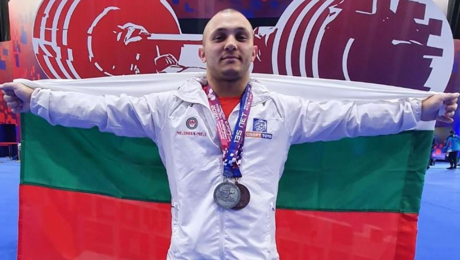 Щангистът Валентин Генчев сбъдна първата си мечта в спорта. 22-годишният