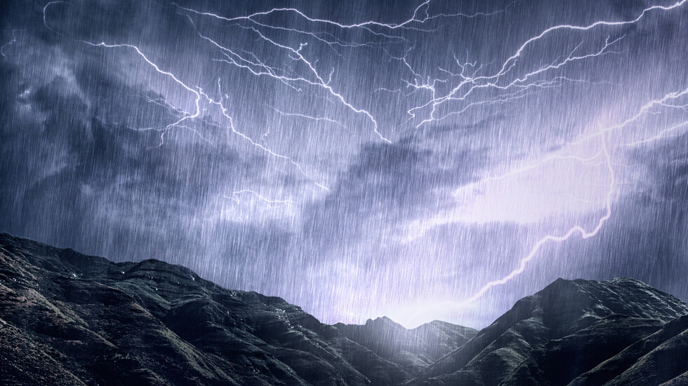 Червен код за обилни валежи и гръмотевични бури в Смолянска